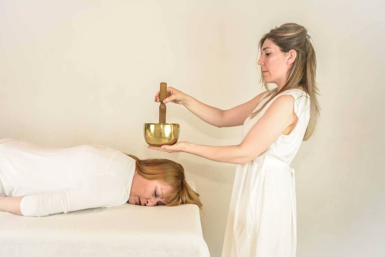 sesión de terapia de sonido con cuencos